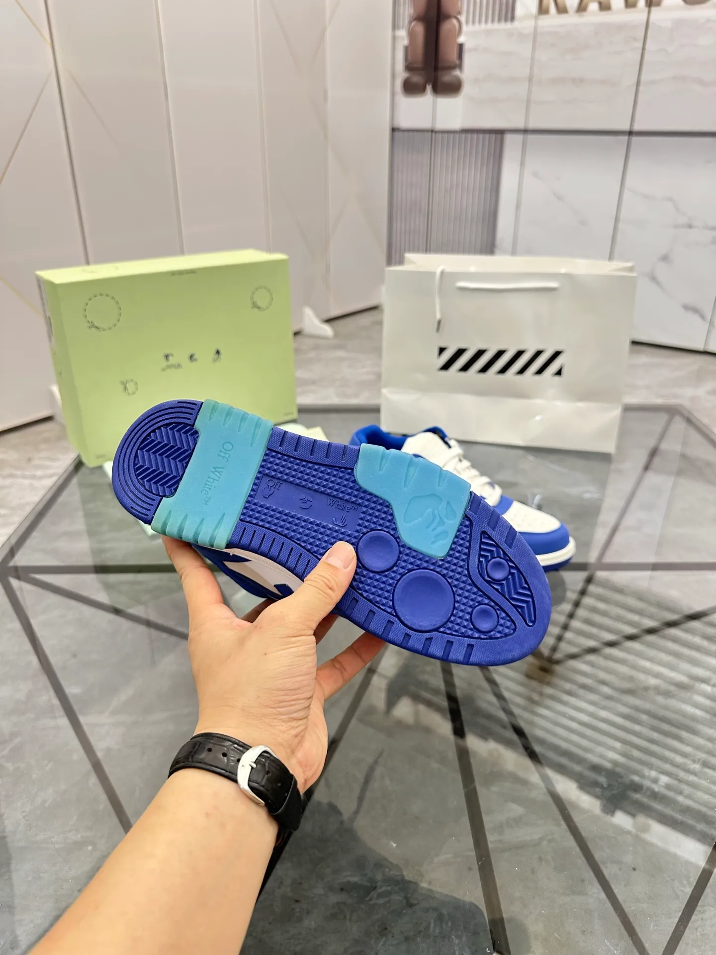 Selling men's shoes 💰: 💰P560¥ High-end top quality (leather buckle plus 10) Product trademark: OFF WHITE * "OFF WHITE*" low-top casual shoes Regular size: 35-45 (can be customized to 46) Couple style Product material: imported first-layer cowhide leather upper, breathable lining, original outsole. No.: H203